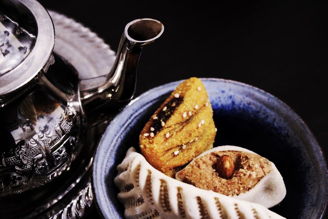 marokańskie ciastka i czajniczek z herbatą