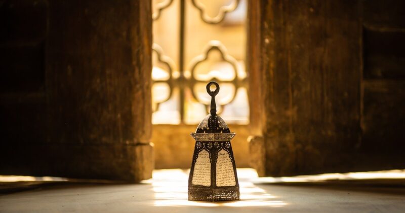 lampion ramadanowy na tle kutej balustrady