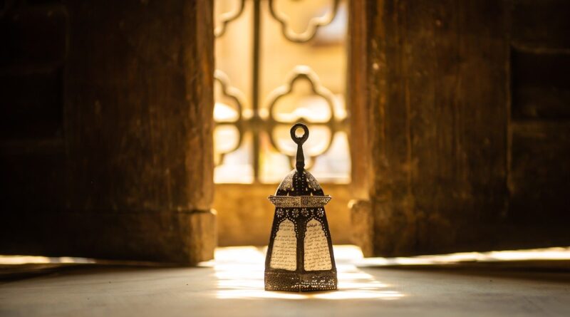 lampion ramadanowy na tle kutej balustrady