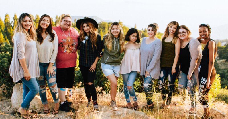 Wiele kobiet o różnych kształtach, rozmiarach, kolorze skóry i typie urody