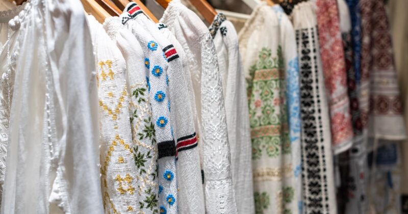 Tkaniny na lato. Boho ubrania na wieszakach