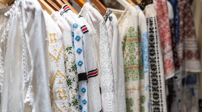 Tkaniny na lato. Boho ubrania na wieszakach