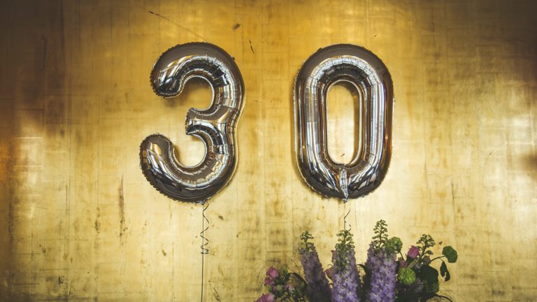 duże balony na złotej ścianie 30 lat trzydzieste urodziny