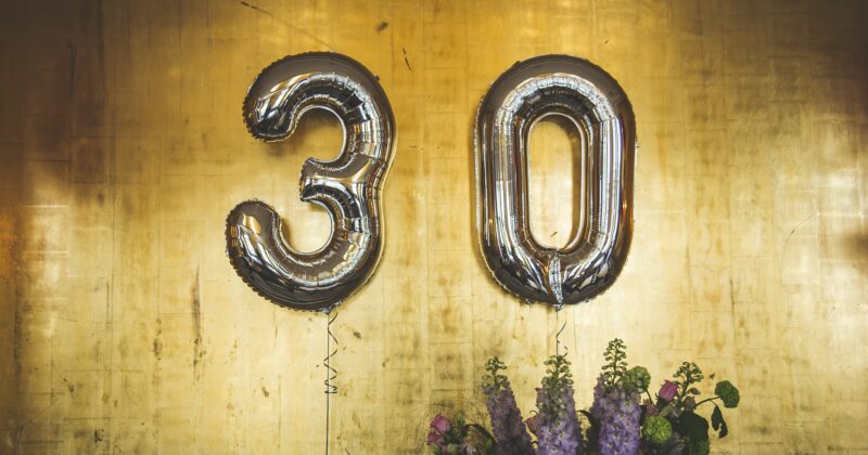 duże balony na złotej ścianie 30 lat trzydzieste urodziny