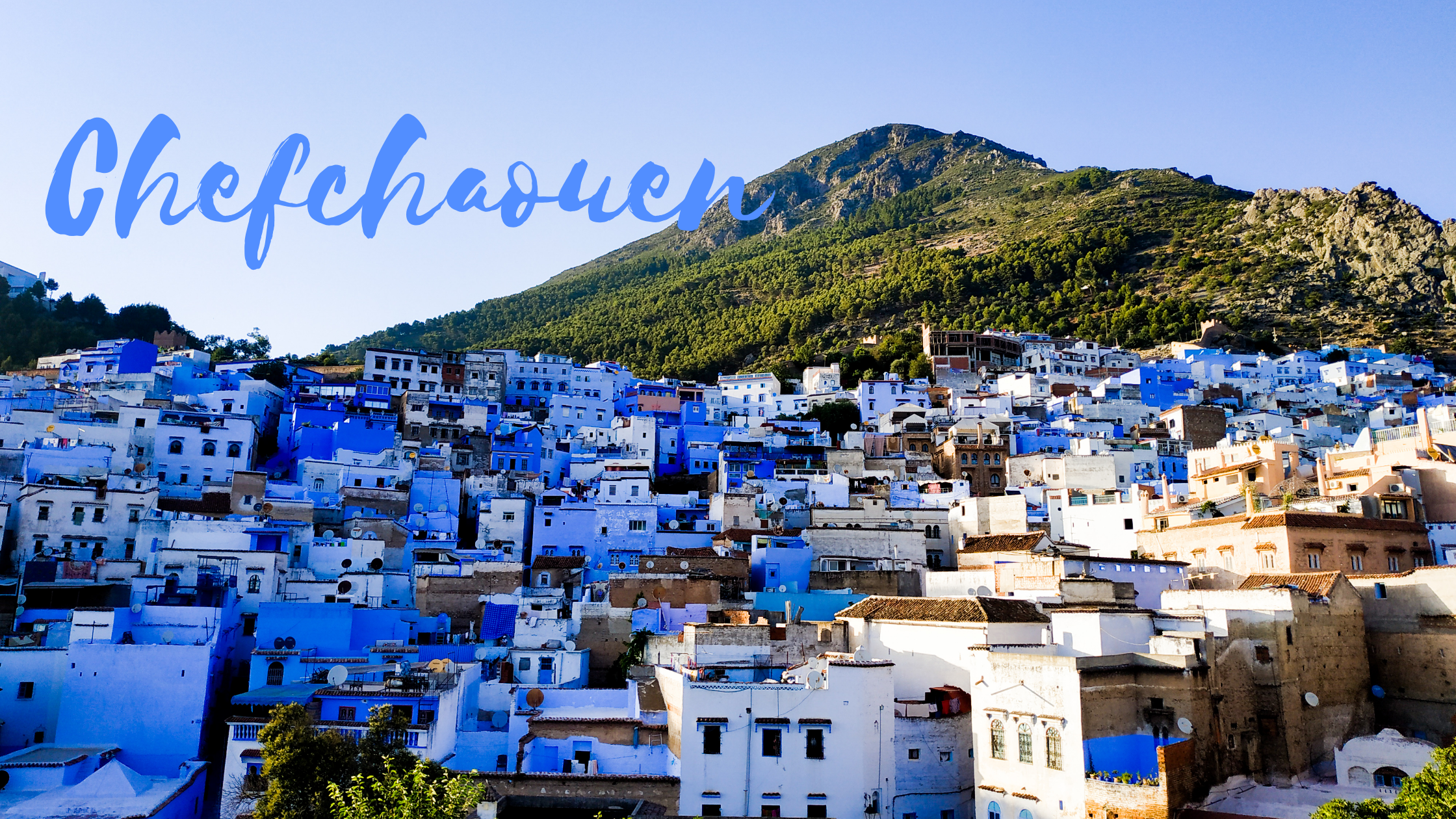 Chefchaouen Blue Pearl of Morocco Niebieskie Miasto niebieskie budynki na tle gór