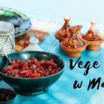 marokańskie jedzenie, ceramika i tajine na stole