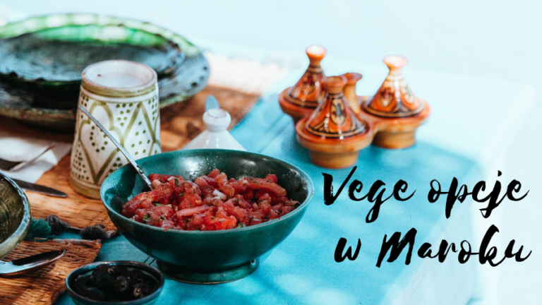 marokańskie jedzenie, ceramika i tajine na stole