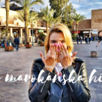 kobieta z henną na dłoniach na placu w Marrakeszu