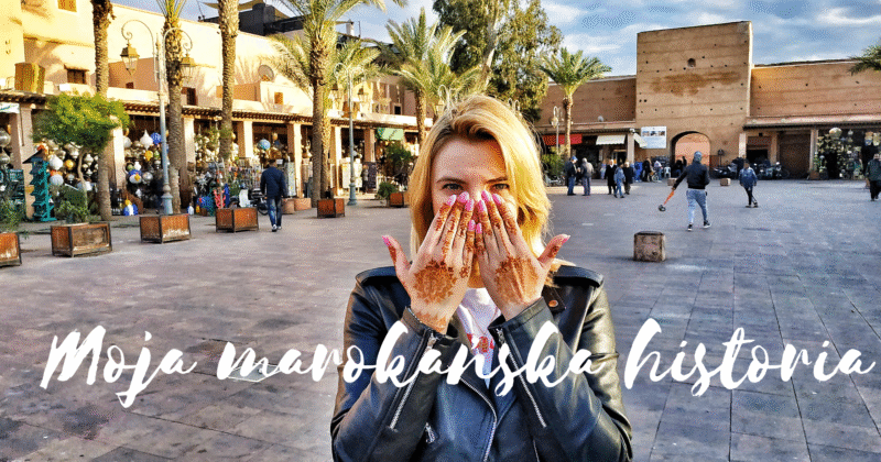 kobieta z henną na dłoniach na placu w Marrakeszu