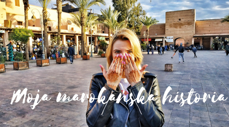 kobieta z henną na dłoniach na placu w Marrakeszu