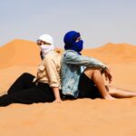 kobieta i mężczyzna na pustyni w Maroku Merzouga