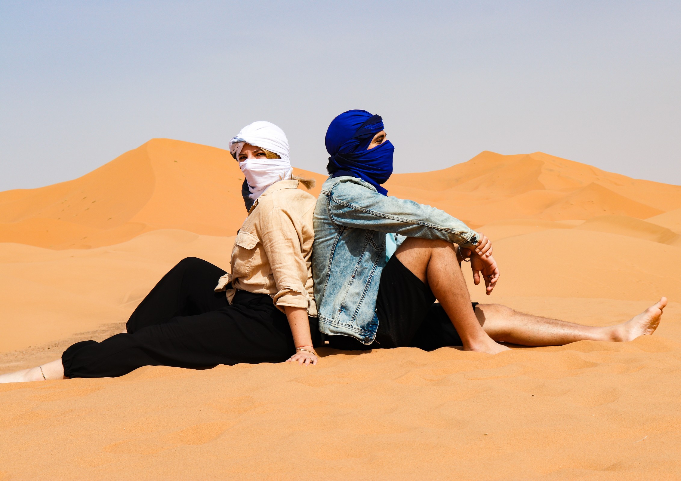 kobieta i mężczyzna na pustyni w Maroku Merzouga