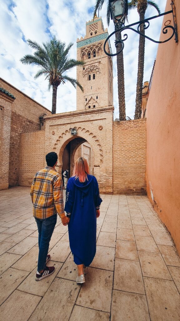 polka i marokańczyk pod koutubia w marrakeszu