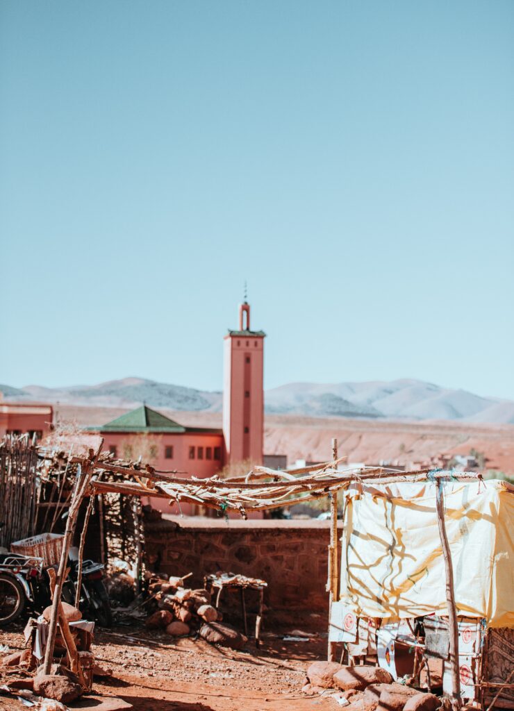 Meczet i budynki w marokańskiej wsi