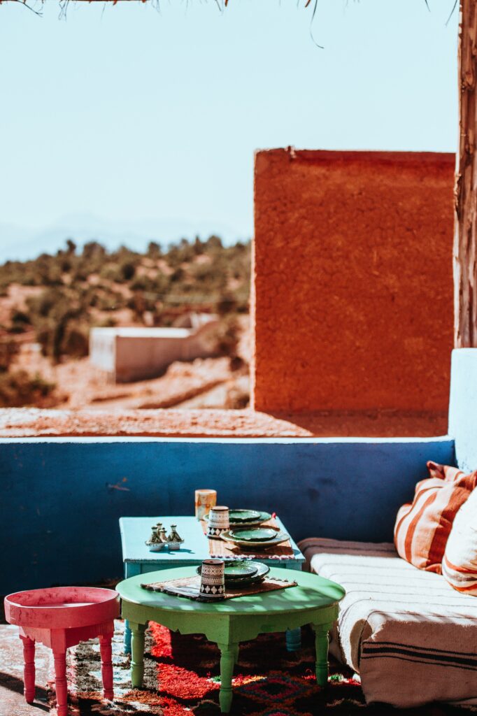 Maroko stół, poduszki i ceramika na tarasie