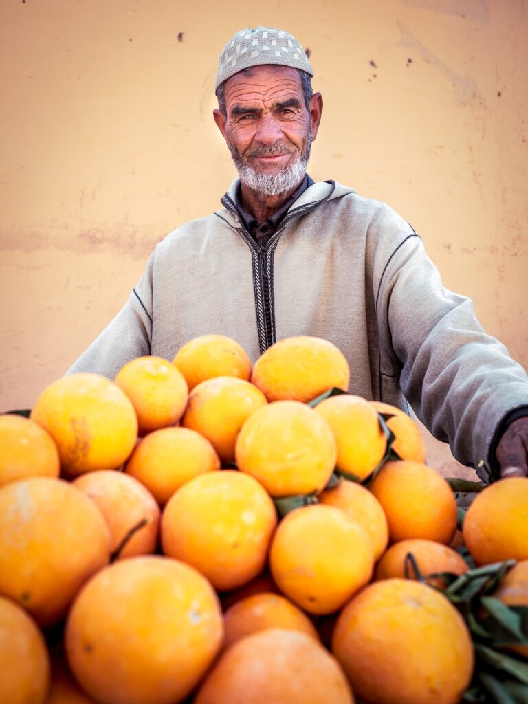 Marokańczyk sprzedaje pomarańcze
