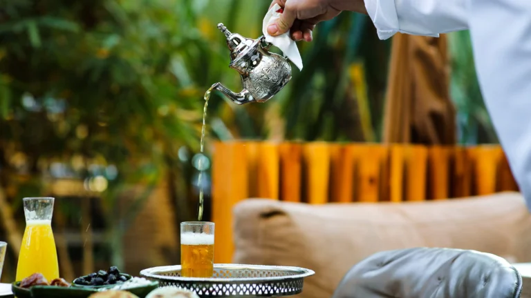 mężczyzna nalewa marokańską herbate