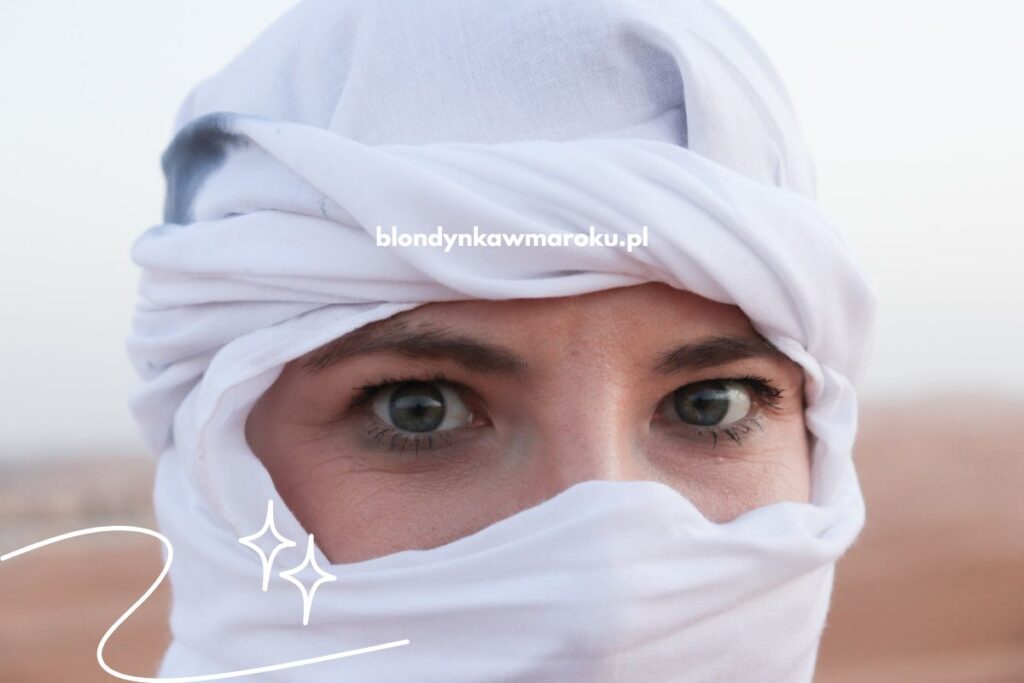 kobieta na pustyni w Maroku