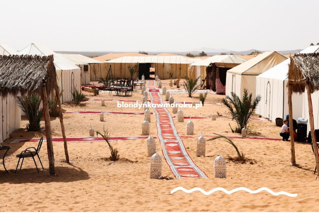desert camp obóz na pustyni w Maroku Merzouga